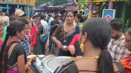 ପାରଳାଖେମୁଣ୍ଡି: ଗୁଣ୍ଡିଚା ମନ୍ଦିର ଠାରେ ଗଜପତି କିନ୍ନର ସମାଜ ପକ୍ଷରୁ ମିଠା ଖେଚୁଡ଼ି ବଣ୍ଟନ