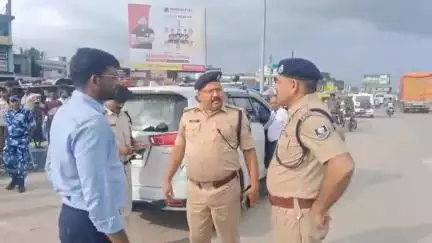 अररिया: मोहर्रम को लेकर नगर थाना परिसर से निकाला गया फ्लैग मार्च, शामिल हुए डीएम और एसपी