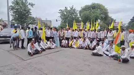 अमरावती: इर्विन चौकात राष्ट्रवादी काँग्रेसचा आक्रमक मोर्चा; लक्ष्मण हाके यांच्या पुतळ्याला चपला मारून निषेध, पोलिसांशी बाचाबाची