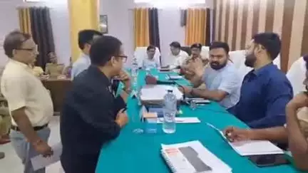 पडरौना: पडरौना तहसील में सम्पूर्ण समाधान दिवस आयोजित, डीएम-एसपी ने फरियादियों की समस्याएं सुनीं और मातहतों को दिए निर्देश