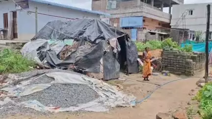 వైరా: వైరా మున్సిపాలిటీ ఎదుట ఇందిరమ్మ ఇల్లు అర్హులకు మంజూరు చేయాలని రెండవ వార్డ్ ప్రజలు నిరసన