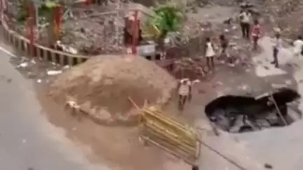 कानपुर: ब्रह्म नगर चौराहा पर धंसी सड़क, हुआ 20 फीट चौड़ा गड्ढा