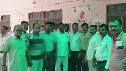 पूरनपुर: तहसील परिसर में अधिवक्ताओं ने जिलाधिकारी को दिया 5 सूत्री ज्ञापन, जर्जर बिल्डिंग को ध्वस्त कराने की रखी मांग #jansamasya