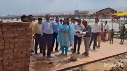 फर्रुखाबाद: DM ने पांचलाघाट पहुंचकर किया निरीक्षण, घाट के पास शौचालय बनाए जाने पर जताई नाराजगी