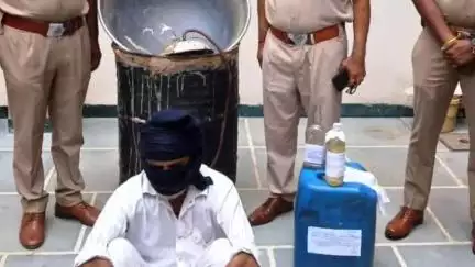 इस्माइलाबाद: नाजायज शराब बनाने का आरोपी गिरफ्तार, 18 बोतल कच्ची शराब व भट्टी बरामद
