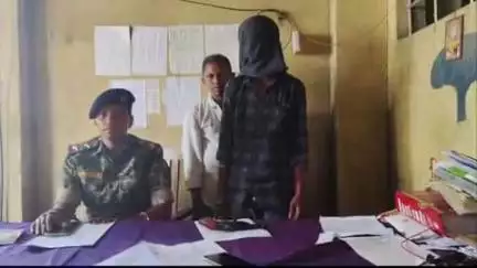 कोईलवर: कायमनगर बाबू वीर कुंवर सिंह विजय स्तंभ के समीप पुलिस ने देसी कट्टा के साथ एक नाबालिक को पकड़ा