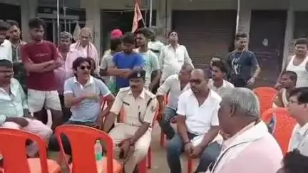 बंजरिया: मोहर्रम को लेकर शनिवार को पुलिस और पब्लिक के बीच शनिश्चरा स्थान के पास हुई बैठक