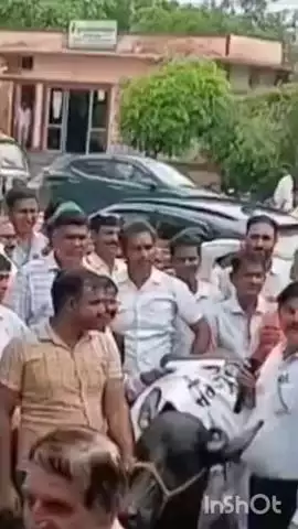 भरतपुर: जिला कोर्ट की कार्यप्रणाली से नाराज वकीलों ने कोर्ट परिसर में घुमाई भैंस