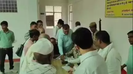 मौदहा: आयुक्त व डीआईजी ने मौदहा में समाधान दिवस पर फरियादियों की समस्याएं सुनीं