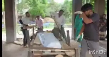 लातूर: अपंग कामगाराच्या वडिलांच्या अंत्यविधीला पैसे नाहीत,प्रेत शीतगृहात  पडून केशवराज मंदिरट्रस्ट धावून आली अंत्यविधीसाठी