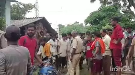 मुंशीगंज कस्बे में मस्जिद के पास दिनदहाड़े चोरी करते हुए एक व्यक्ति को रंगे हाथ पकड़कर पुलिस के हवाले किया गया