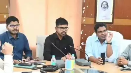 देवघर: श्रावणी मेला की तैयारी और श्रद्धालुओं की सुविधा को लेकर उपायुक्त ने विभागीय कार्यों की समीक्षा की