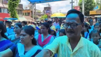 ময়নাগুড়ি: সেফ ড্রাইভ সেফ লাইফ  কর্মসূচি পালিত হলো ময়নাগুড়ি শহরের থানা মোড়ে, উপস্থিত জেলার অতিরিক্ত পুলিশ সুপার