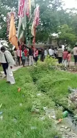 mujhe udhar na Purva ki rasta yahan per tajiyadari hoti hai yahan ka sabhasad road nahin banvata hai bahut hi dikkat hot