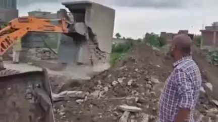 बहराइच: गोलवाघाट के पास अवैध ट्रांसफार्मर स्टैंड पर नगर पालिका की टीम ने की कार्रवाई, बुलडोजर चला कर हटवाया अवैध अतिक्रमण