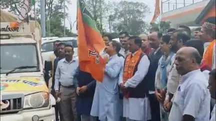 नाहन: नाहन से आपदा प्रभावित मंडी क्षेत्र के लिए राशन किटें भेजी गईं, सांसद सुरेश कश्यप ने हरी झंडी दिखाकर किया वाहन रवाना