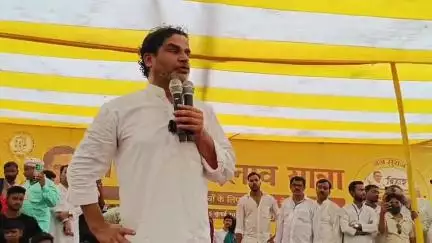नोखा: बाजार समिति के खेल मैदान के बगल में स्थित ठाकुर पत्थार पर जान सुराज के संस्थापक प्रशांत किशोर ने जनसभा को संबोधित किया
