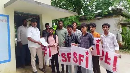 జూలూరుపాడు: జూలూరుపాడు తాసిల్దార్ కార్యాలయం వద్ద ఎస్ఎఫ్ఐ నాయకులు నిరసన