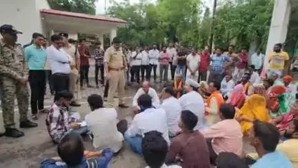 टीकमगढ़: महिला से मारपीट मामले में रजक समाज का विरोध, एसपी कार्यालय में धरना, कार्यवाही न होने पर आंदोलन की चेतावनी