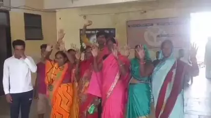 तमकुही राज: बनवरिया में सड़क विवाद को लेकर ग्रामीण महिलाओं ने तहसील पर किया प्रदर्शन, एसडीएम को सौंपा पत्रक