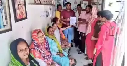 पंचकूला: सेक्टर 16 राजीव कॉलोनी में चोरी की घटनाओं से परेशान स्थानीय निवासी भाजपा नेता से मिले, पुलिस ने दिया आश्वासन