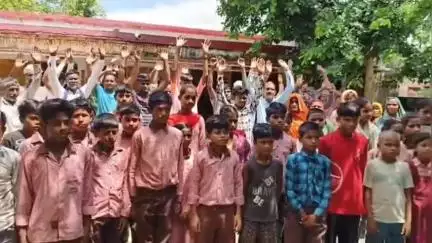 पीलीभीत: भारत-नेपाल बार्डर के गांव शास्त्रीनगर के प्राथमिक विद्यालय के विलय से नाराज छात्रों ने किया हंगामा