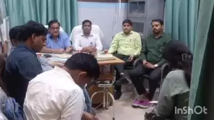 अलीगंज: संचारी रोग को लेकर एसीएमओ और नोडल अधिकारी की अध्यक्षता में हुई अंतर्विभागीय बैठक, सीएचओ का हुआ एक दिवसीय प्रशिक्षण