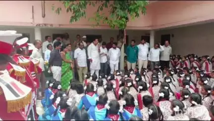 విద్యార్థి సంఘాల పేరుతో బస్సులకు వస్తే కేసులు పెట్టండని నేషనల్ ఎస్టీ కమిషన్ సభ్యులు హుస్సేన్ నాయక్ హెచ్చరించారు