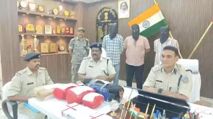सिमडेगा: यात्री बस से गांजा तस्करी, तीन तस्कर गिरफ्तार