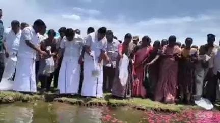 ராசிபுரம்: மதியம்பட்டியில் உள்ள ஏரிய 25 ஆயிரம் எண்ணிக்கையில் மீன் குஞ்சுகள் இருப்பு செய்யும் பணியை அமைச்சர் மதிவேந்தன் தொடங்கி வைத்தார்