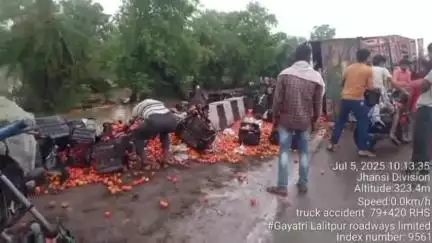 ललितपुर: लखनपुरा के पास हाइवे 44 पर तेज रफ्तार टमाटर से भरा ट्रक पलटा, बिखरे टमाटर को लोगों ने लूट लिया, वीडियो वायरल