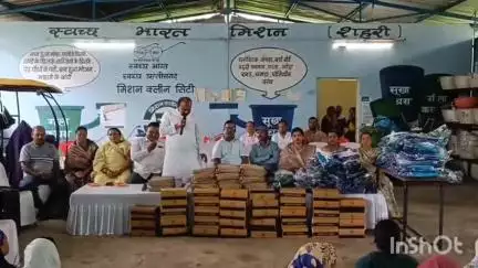 मनेंद्रगढ़ नगर पालिका ने बारिश को देखते हुए स्वच्छता दीदियों को बांटे रेनकोट, साड़ी और जूते, सम्मान कर बढ़ाया हौसला