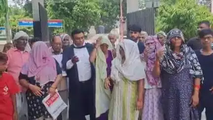 बुलंदशहर: गांव रसूलपुर रिठौली के ग्रामीण एसएसपी ऑफिस पहुंचे, दबंगों द्वारा अभद्र टिप्पणी पर कार्रवाई की लगाई गुहार