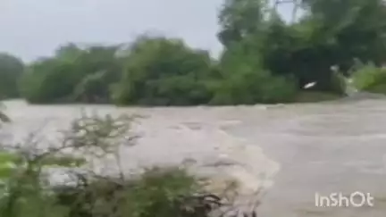 ખંભાળિયા: નાવદરા, ભોગાત, સતાપર સહિત ગામોમાં મેહુલિયો મન મૂકીને વરસ્યો; ધોધમાર વરસાદ વરસતા પાણી વહી નીકળ્યાં.