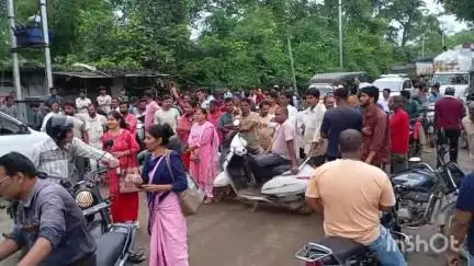 बालाघाट: नाला खुलवाने की मांग को लेकर किसान सड़क पर उतरे, आवलाझरी पेट्रोल पंप के पास किया चक्काजाम