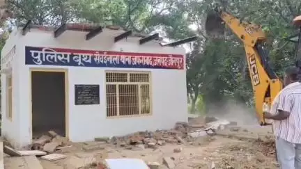 जौनपुर: किरतापुर सेवईनाला में हाईकोर्ट के आदेश पर जेसीबी से गिराया गया नवनिर्मित पुलिस बूथ