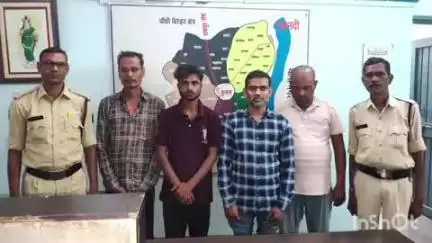 धमतरी: ग्राम भुसरेंगा में चल रहे जुए पर कुरूद पुलिस ने मारा छापा, 4 जुआरी गिरफ्तार, 1.65 लाख रुपये से अधिक की संपत्ति जब्त
