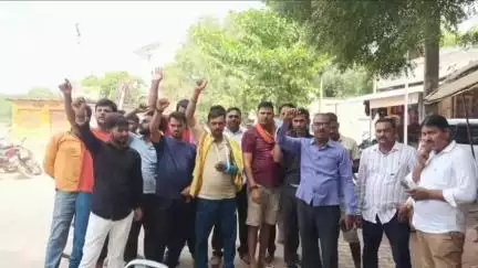 जौनपुर: कल्याणपुर बाजार में व्यापारियों ने मिट्टी ढुलाई के काम के विरोध में किया प्रदर्शन