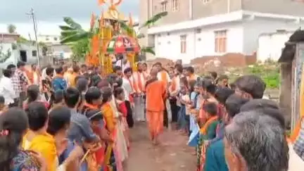 నిర్మల్: జిల్లా కేంద్రంలో హరే కృష్ణ మందిరం ట్రస్ట్ ఆధ్వర్యంలో వైభవంగా శ్రీశ్రీ జగన్నాథ రథయాత్ర, పట్టణ పురవీధుల గుండా ఊరేగింపు