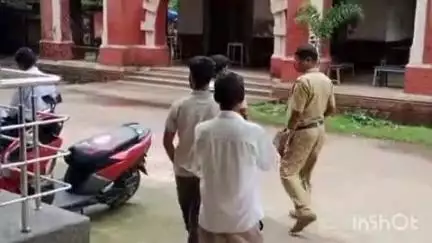 পুরুলিয়া ২: টাকা পয়সা লেনদেন নিয়ে বচসার জেরে ব্যবসায়ীকে ভোজালির কোপ গুরুতর যখম ব্যবসায়ী ঘটনায় গ্রেপ্তার ৩ তুলিন মাছুয়ারপাড়া