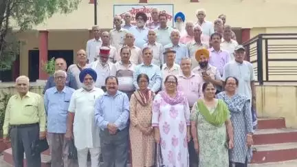 नालागढ़: पेंशनर और सीनियर सिटीजन एसोसिएशन की नालागढ़ में हुई मासिक बैठक, सरकार के खिलाफ उग्र आंदोलन की दी चेतावनी