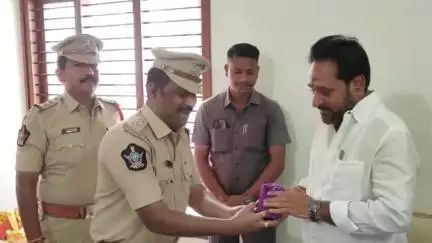 పలమనేరు: ఎమ్మెల్యే అమర్నాథరెడ్డిని కలిసిన డీఎస్పీ, సీఐలు, హౌసింగ్ డీఈ, ఏఈలు