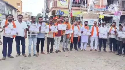 చెన్నూరు: పట్టణంలో కేంద్ర ప్రభుత్వం సాధించిన విజయాల కరపత్రాలను ఇంటింటికి అందజేసిన బీజేపీ జిల్లా అధ్యక్షులు, నాయకులు