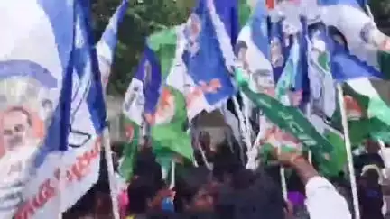 మాజీ ఎమ్మెల్యే చెవిరెడ్డి భాస్కర్ రెడ్డి అరెస్ట్‌ను వ్యతిరేకిస్తూ ఎర్రవారిపాలెంలో రోడ్డు ఎక్కి నిరసన తెలిపిన వైసీపీ నేతలు