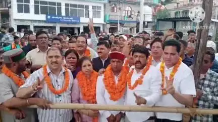 टिहरी: पंचायत चुनाव के नामांकन के आखिरी दिन जिला परिषद की विभिन्न सीटों पर उम्मीदवारों ने अपने-अपने समर्थकों के साथ दिखाया दमखम