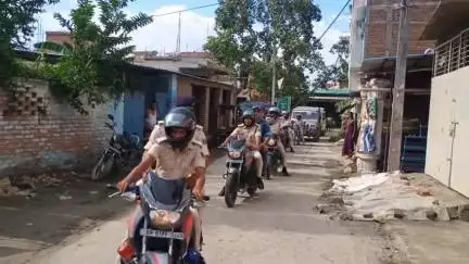 परसा: एसएसपी के निर्देश पर परसा में मोहर्रम को लेकर निकला फ्लैग मार्च, शांति का दिया संदेश