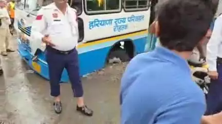 रोहतक: गोहाना अड्डे पर बारिश से गड्ढा बना, हरियाणा रोडवेज की बस फंसी, वीडियो वायरल