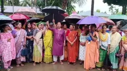 বালিজানা: চহৰৰ বাপুজীনগৰত পৌৰপতি মহানন্দ পাঠকৰ সমৰ্থনত মহিলাৰ উত্তাল প্ৰতিবাদ