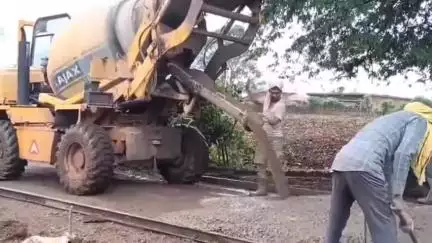बजाग: विक्रमपुर के भदरा टोला में पुरानी सड़क के ऊपर बनाई जा रही नई सीसी सड़क ग्रामीणों ने जताई आपत्ति   #Jan samasya