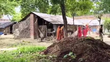 बीघापुर: तलिहई में एक पक्ष ने कथित तौर पर गिरा दी झोपड़ियां, दूसरा पक्ष रोता हुआ तहसील पहुंचा, एसडीएम से मदद मांगी